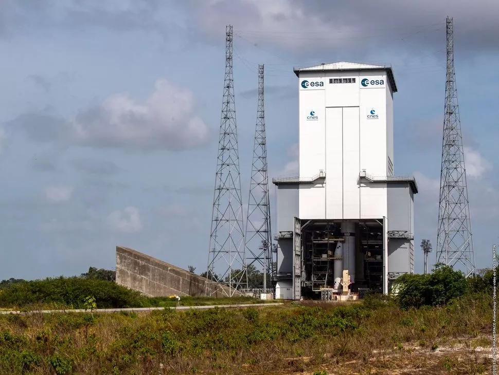 Ariane 6 sous  son portique à demi ouvert