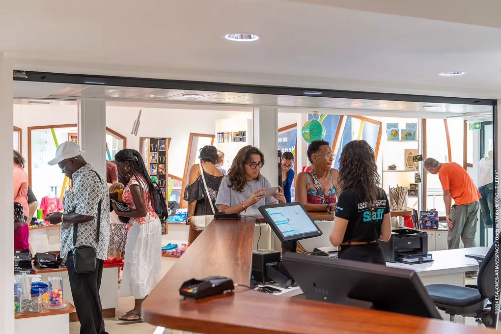 ensemble de visiteurs à la boutique de guyaspace expérience