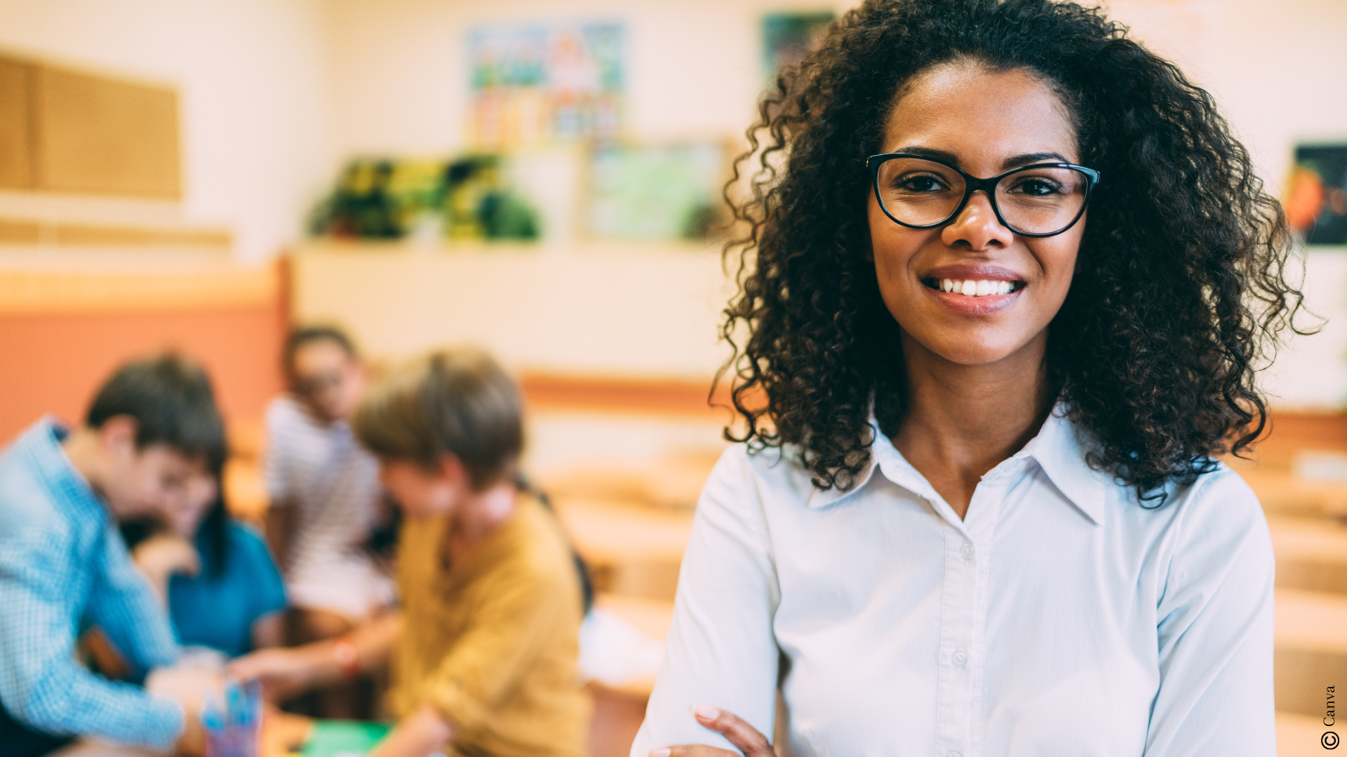 Une enseignante dans une salle de classe avec ses élèves.