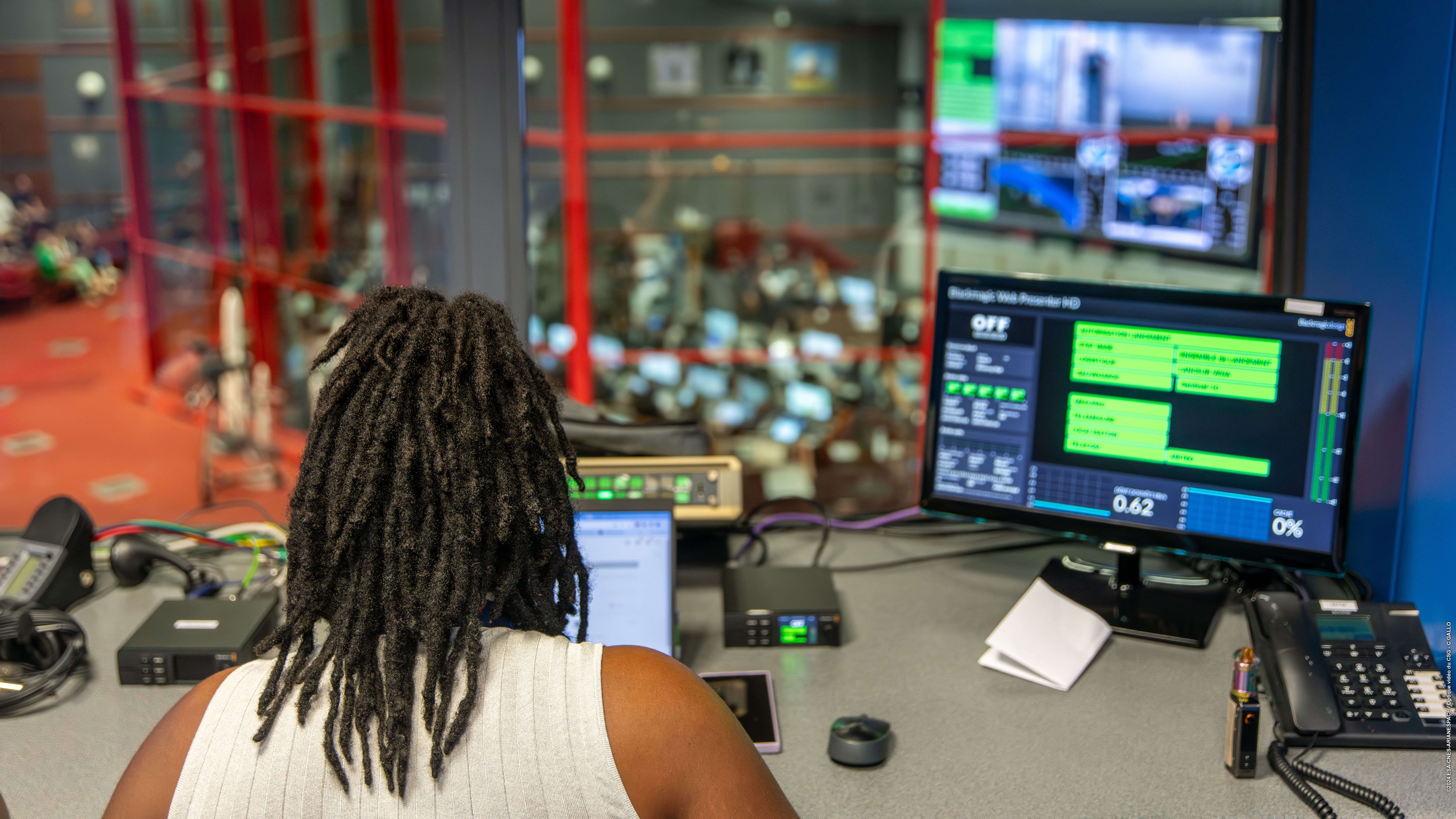 Journaliste travaille dans la cabine individuelle du centre de presse du CSG.