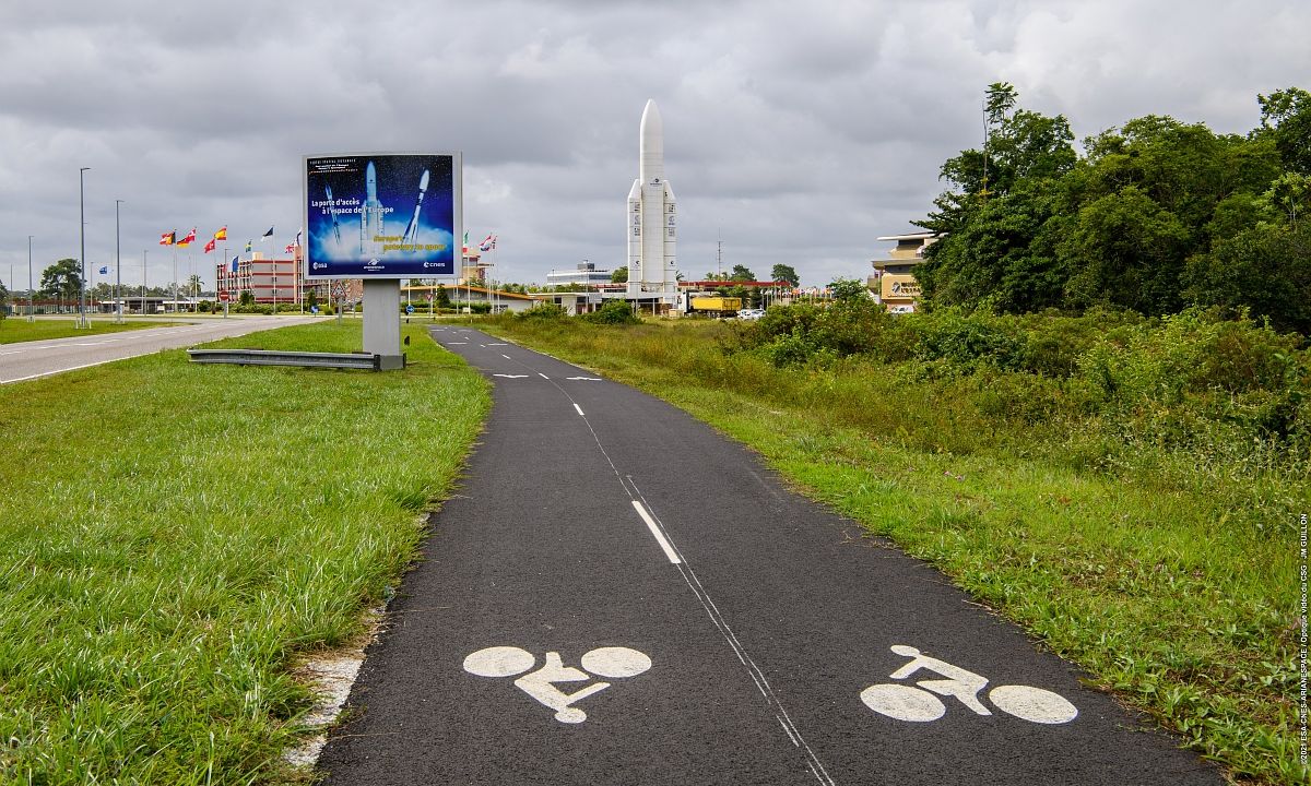 Chemin réservé aux cyclistes entre Kourou et le Centre spatial.