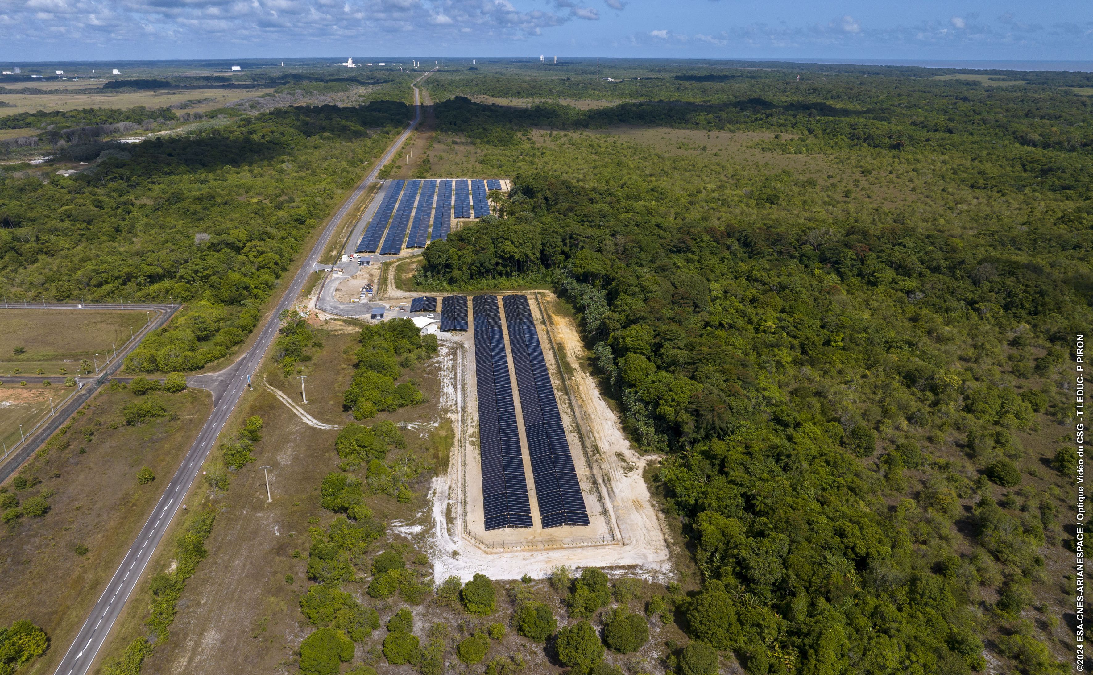 Vue aérienne du premier champ photovoltaïque du CSG.