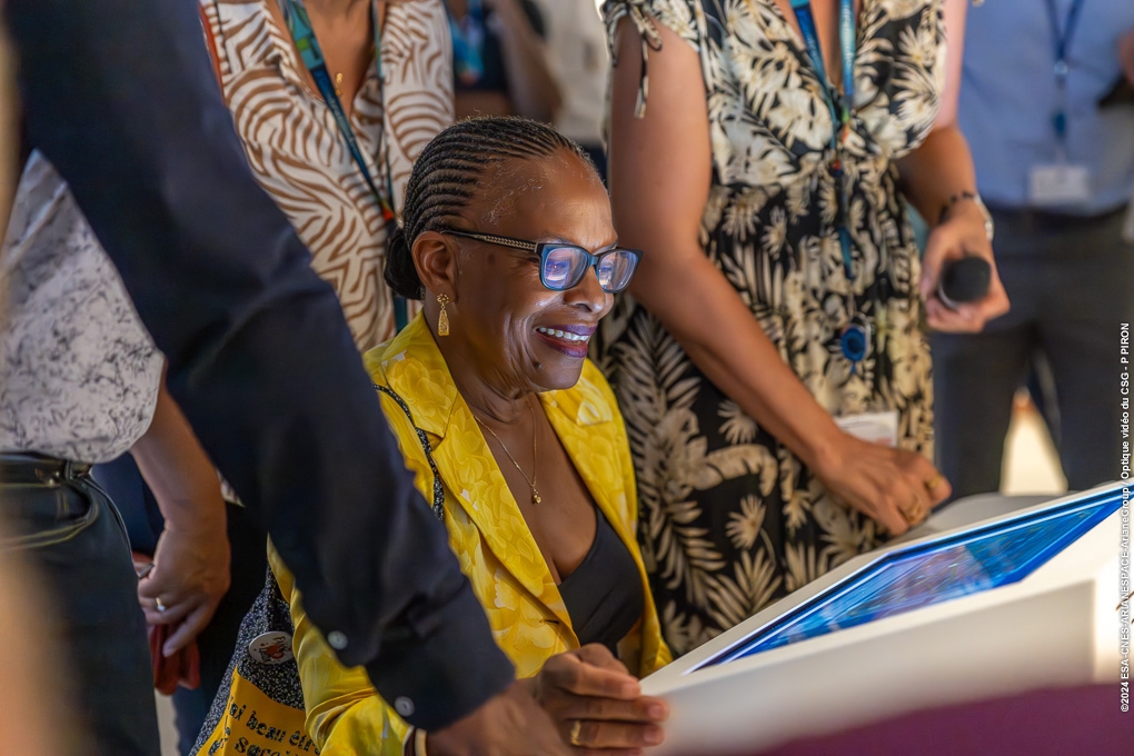 Mme Christiane TAUBIRA, ancienne Garde des Sceaux découvre une activité interactive.