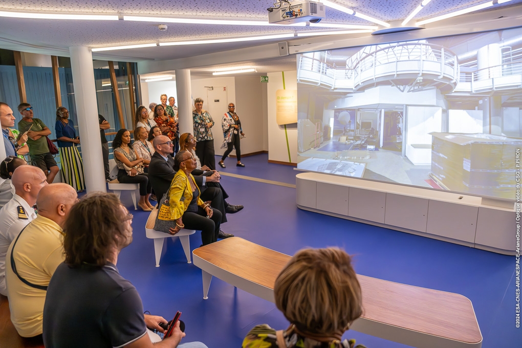 Lors de l'inauguration de Guyaspace Expérience, les participants visionnent un film.