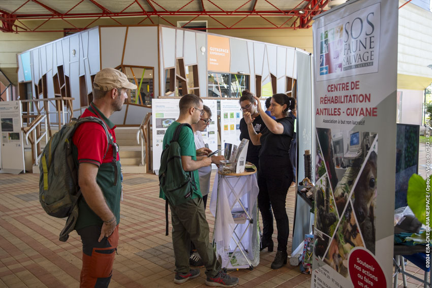 Des visiteurs sous le hall Jupiter 2.