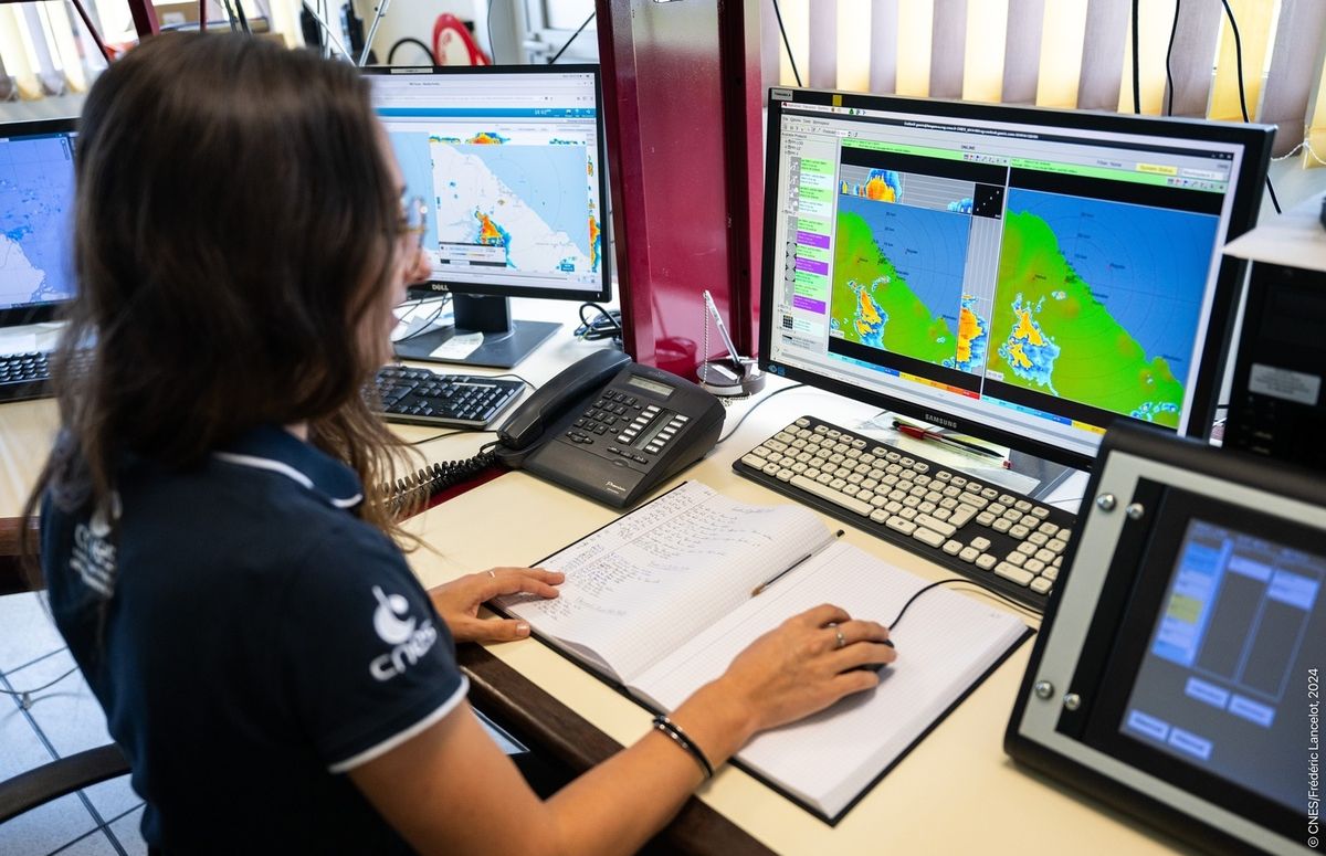 L'ingénieur sauvegarde météo surveille et analyse les conditions météorologiques avant lancement.