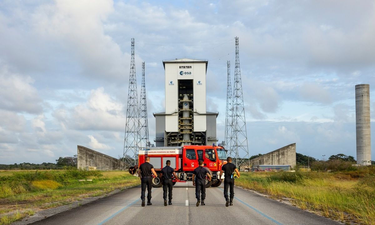 Les Sapeurs Pompiers de Paris se pose devant le pas de tir d'Ariane 6.