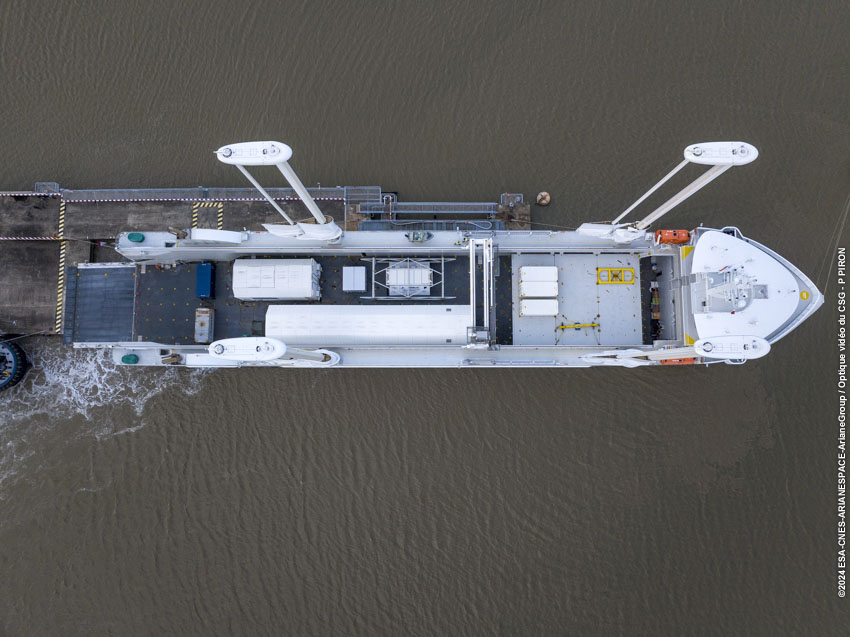 Le navire Canopée accoste au port de Pariacabo.