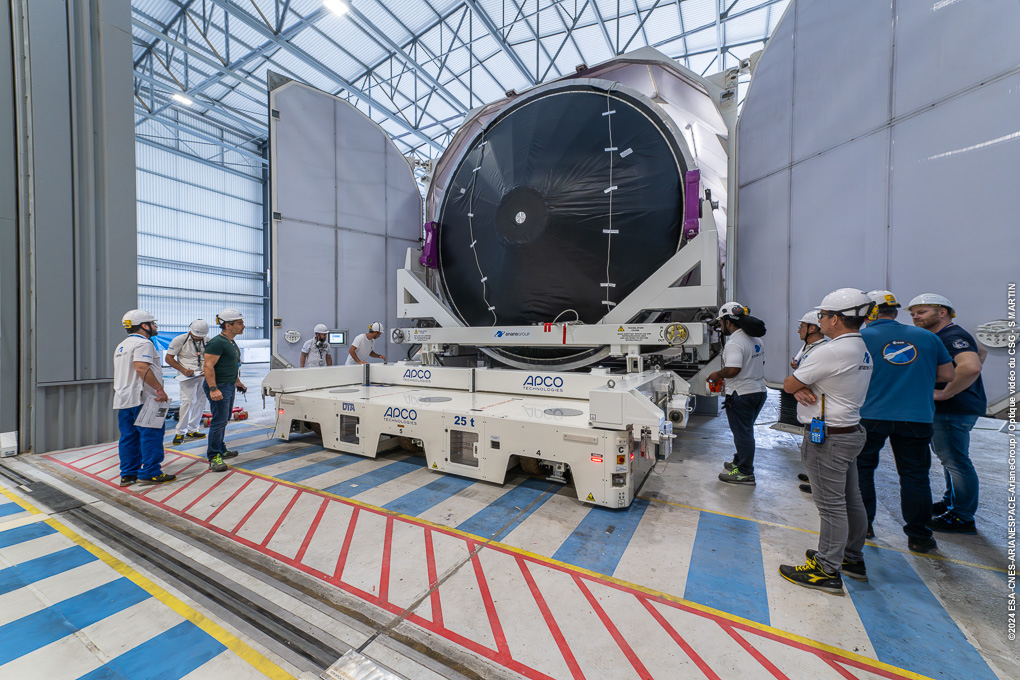 Déstockage de l'étage principal d'Ariane 6 au Bâtiment d'Assemblage Lanceur