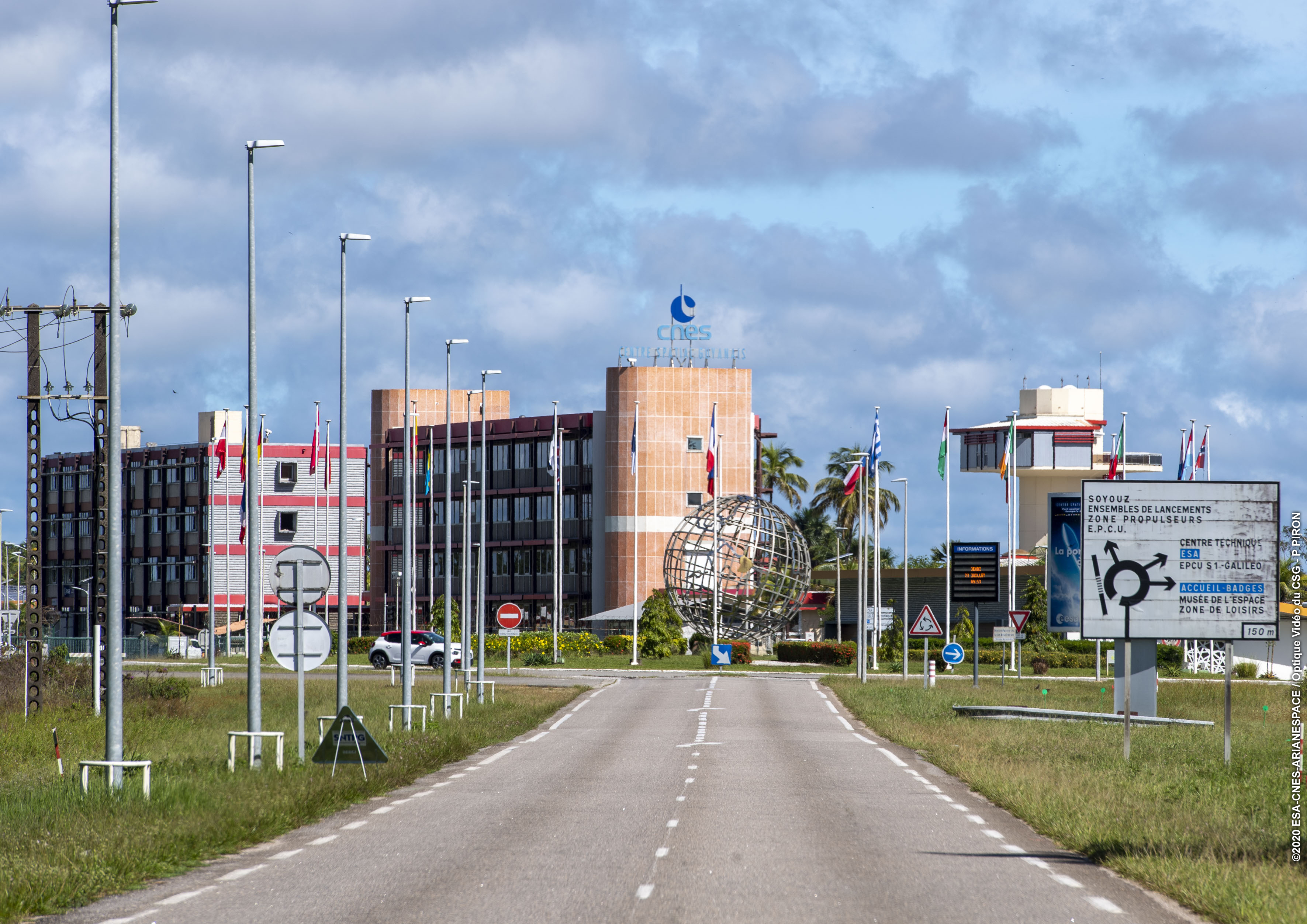 vue de l'entrée du CSG depuis la route de l'espace