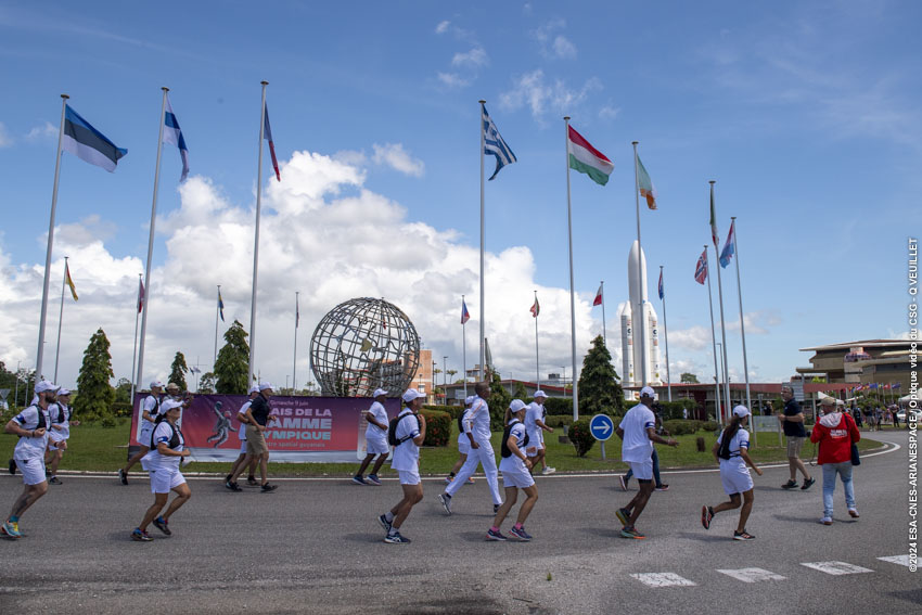 Passage de la flamme olympique devant le rond point du CSG.