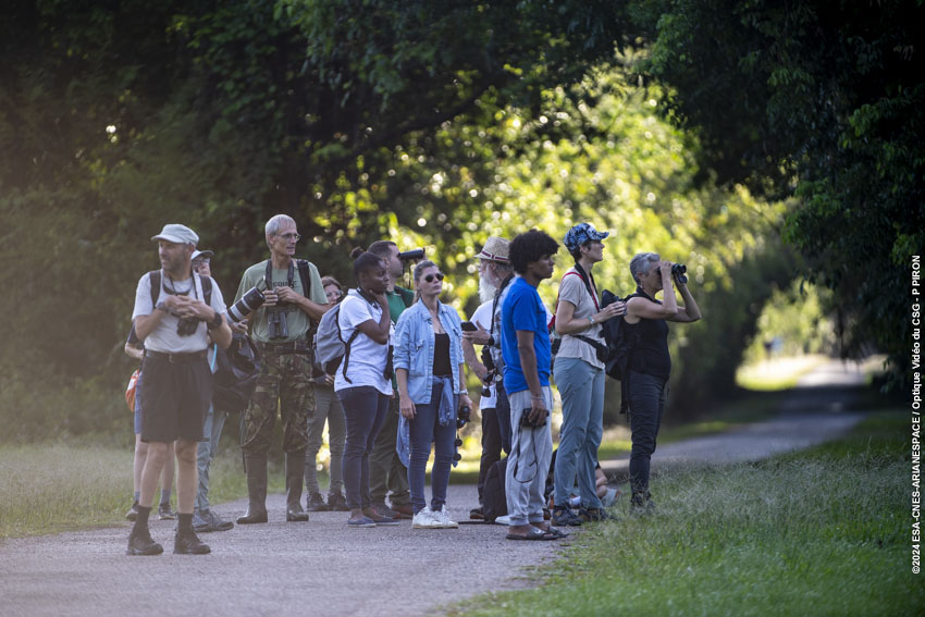 Visiteurs durant la journée spatial et biodiversité observant la flore et la faune présentent lors de la visites des sentiers du CSG.