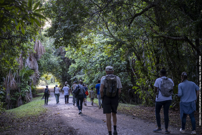 visiteurs sur sentier durant journée spatial et biodiversité