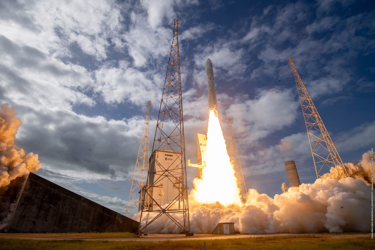 La fusée Ariane 6 quelques secondes après son décollage.