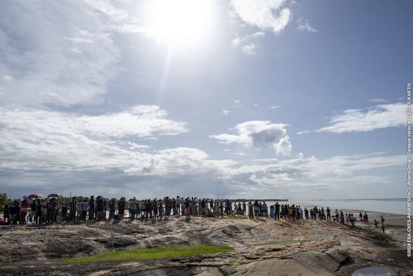 Décollage d'Ariane 6 depuis la plage Pim Poum à Kourou.