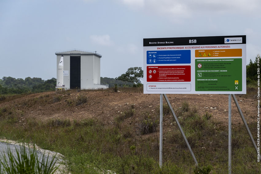 Un panneau d'affichage devant le bâtiment de stockage de boosters.