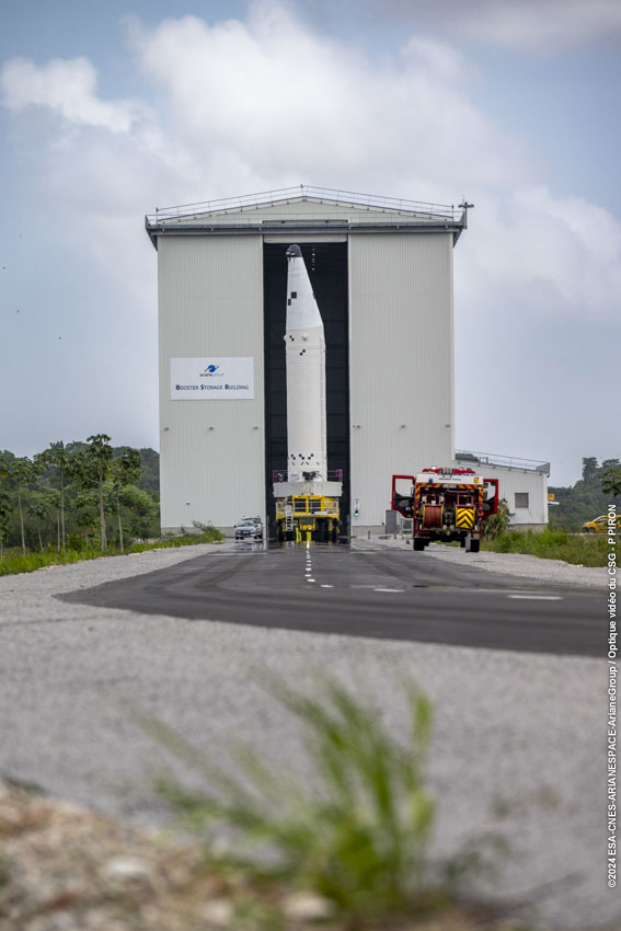 Le boosters de la deuxième Ariane 6 rentre au bâtiment stockage boosters