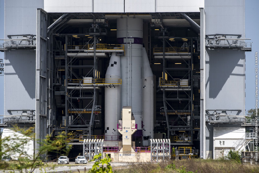 Corps central et boosters Ariane 6 assemblés sur le pas de tir du zone de lancement n°4.