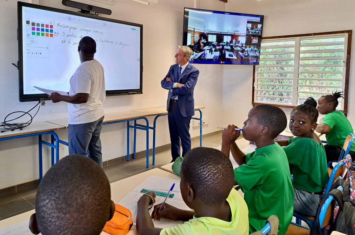 élèves devant écran en salle de classe