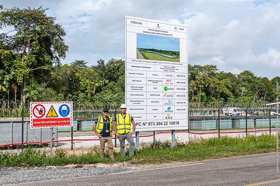 Jérémy Hédin et François Clément devant le panneau de chantier Energie