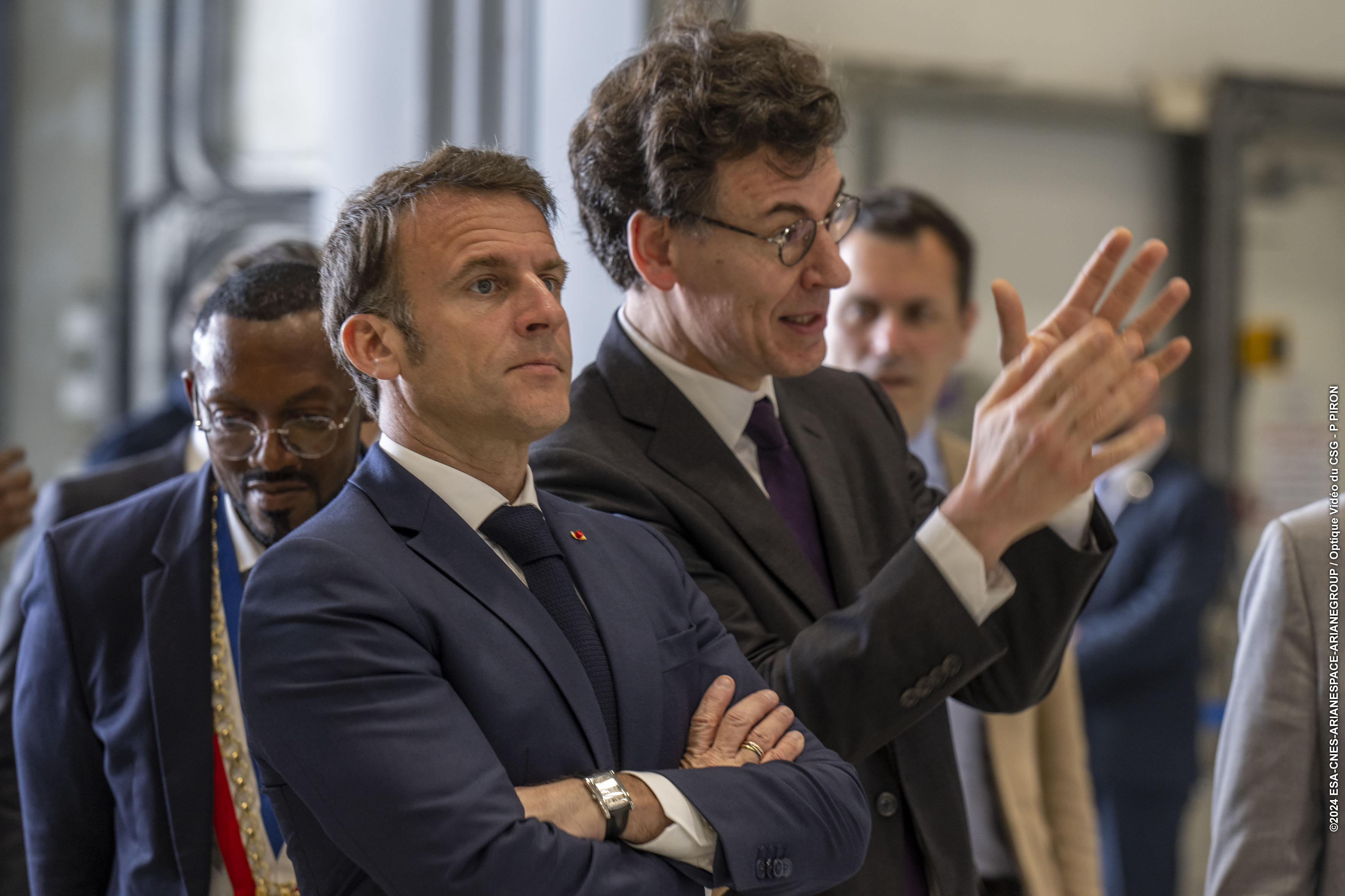 Emmanuel Macron et Philippe Baptiste lors de la visite des installations du CSG.