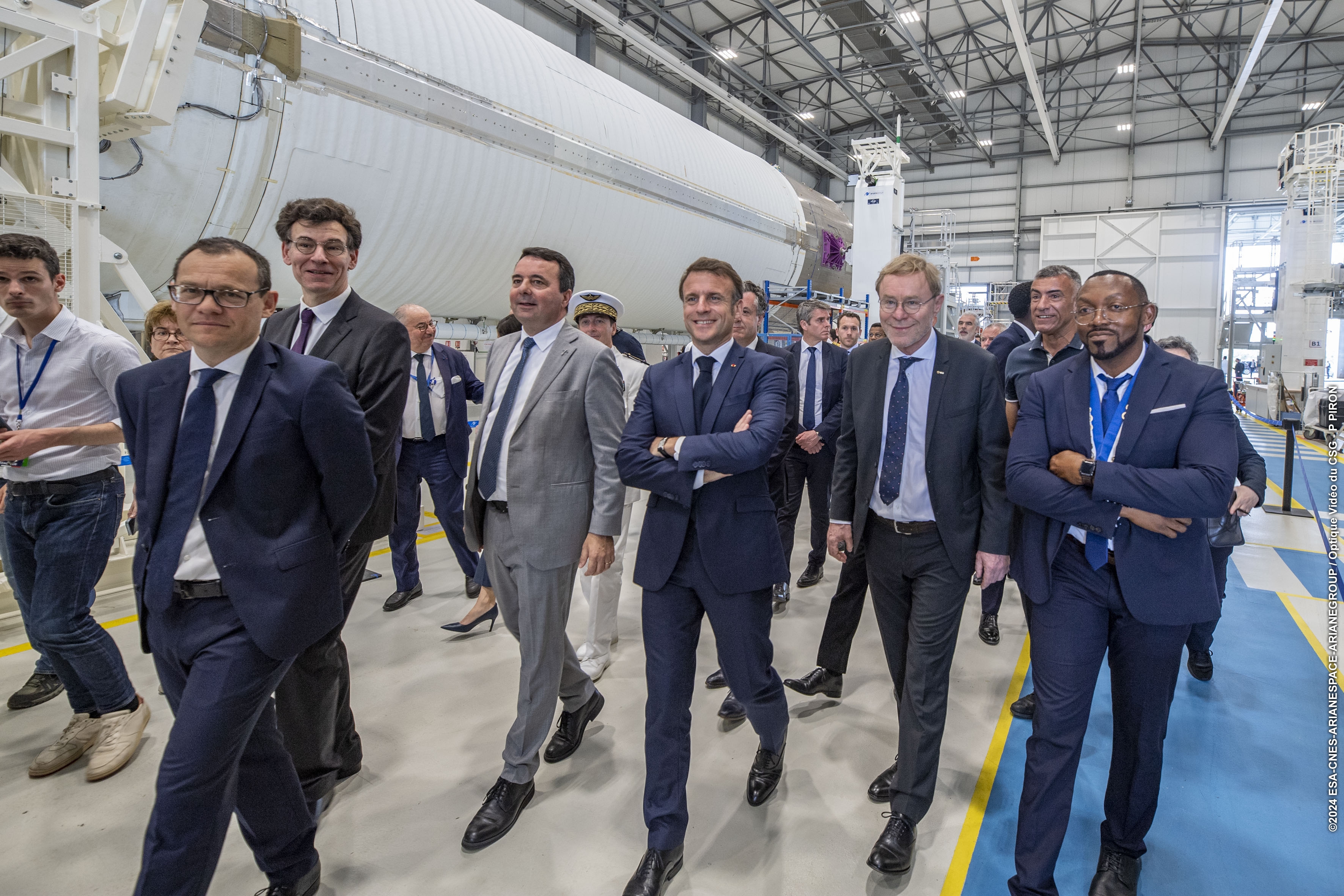 Emmanuel Macron visite le bâtiment d'assemblage d'Ariane 6.