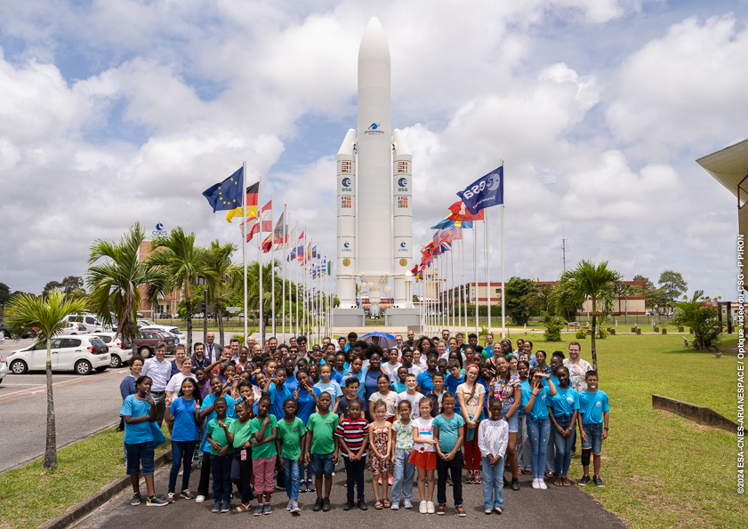 Les jeunes candidats du concours C Génial rassemblés devant la maquette d'Ariane 5