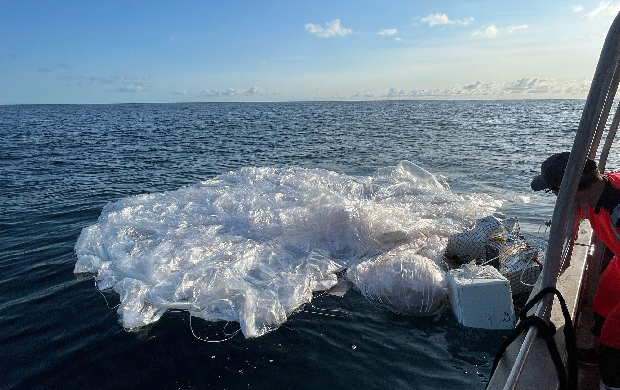 Récupération en mer de l'enveloppe de BalMan à l'issue de son vol.