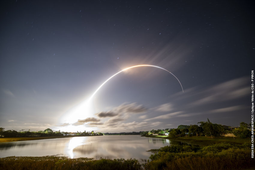 Décollage de fusée vu du Lac Bois Diable à Kourou.