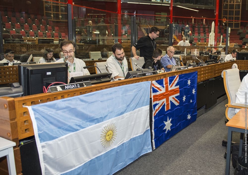 Les clients d'un satellite émirati posent leur drapeau sur la coiffe d'Ariane 5