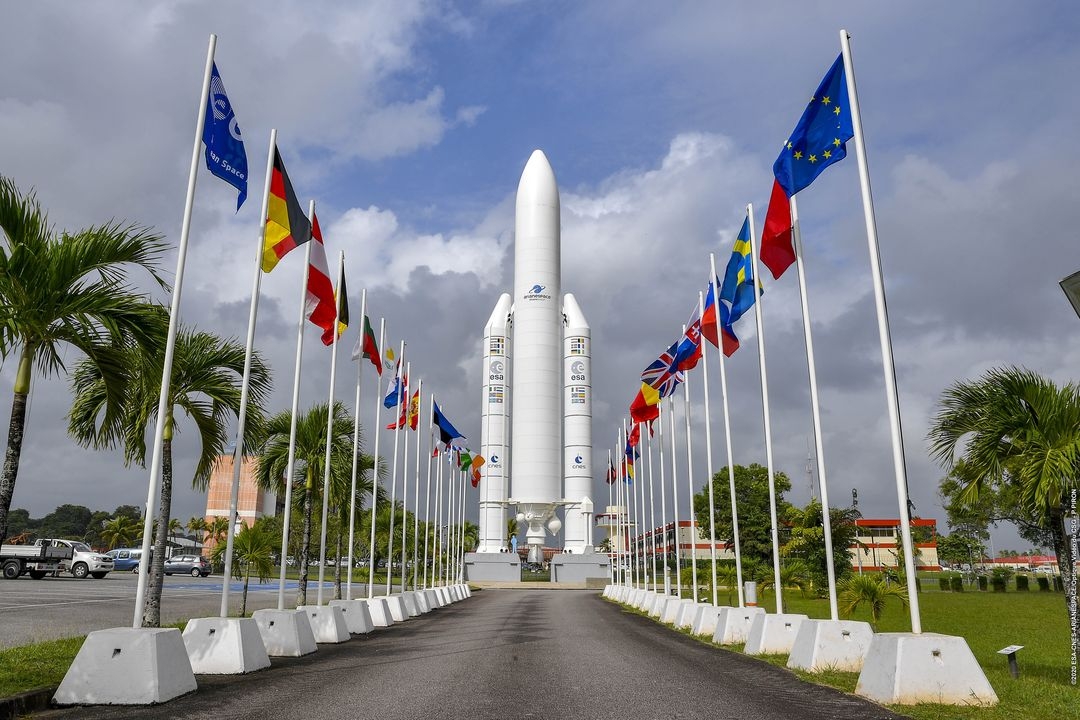 Drapeaux de l'Europe au pied de la maquette Ariane 5 du CSG