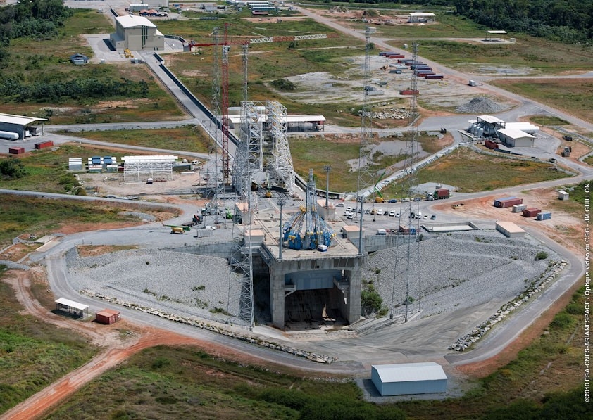 Vue aérienne du chantier Soyouz au CSG lors de sa construction en 2009
