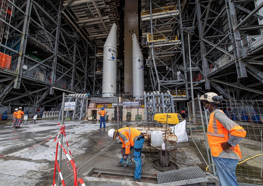 Opérations de construction sur le chantier Ariane 6