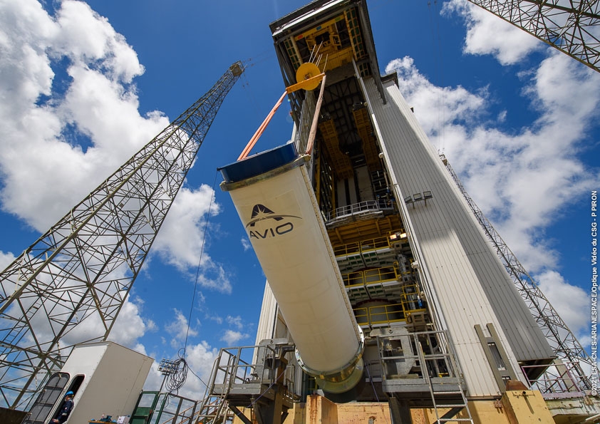 AVUM, l'étage supérieur du lanceur Vega, est transféré en zone de lancement.