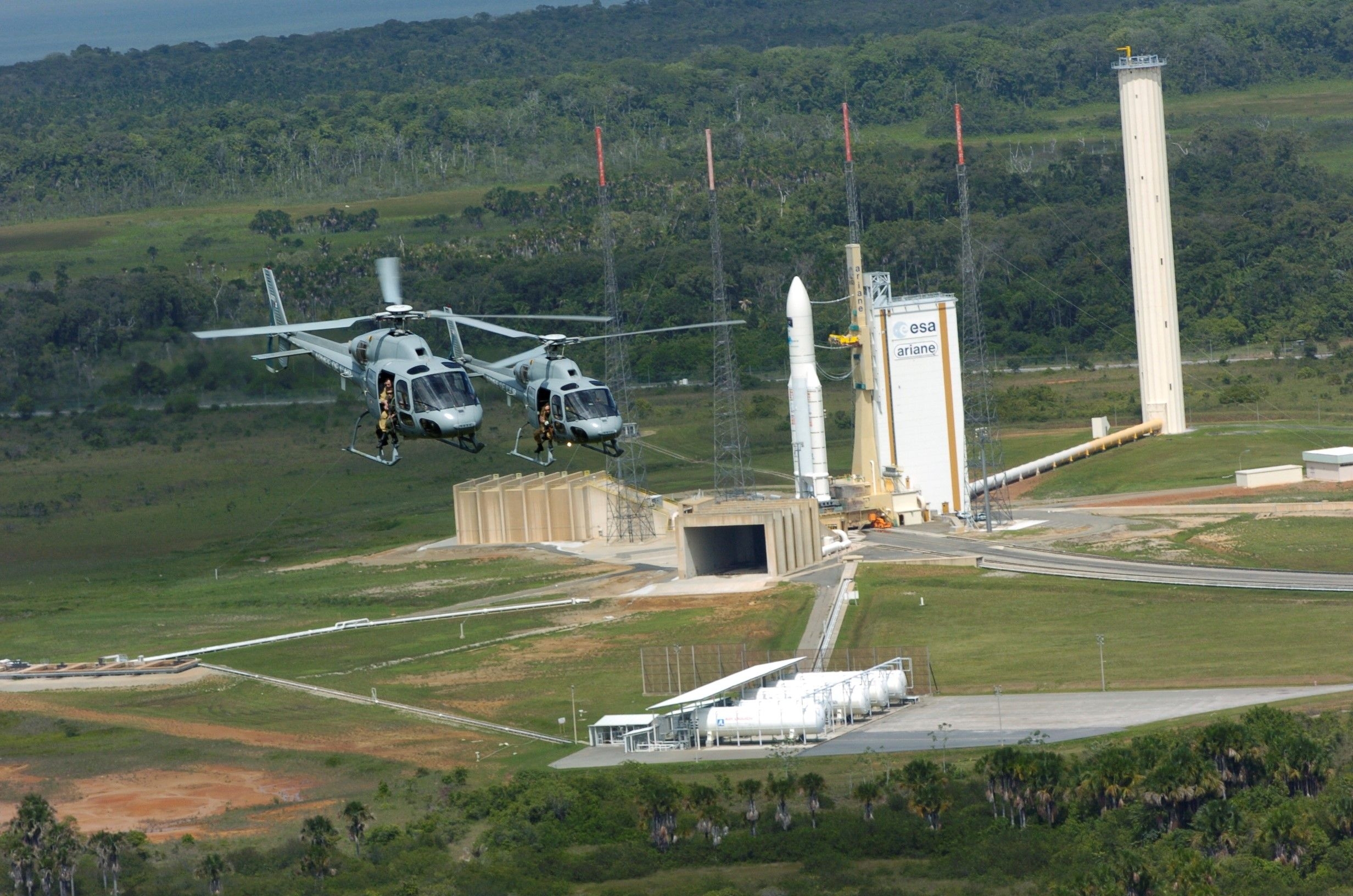 Hélicoptères en zone de lancement Ariane 5