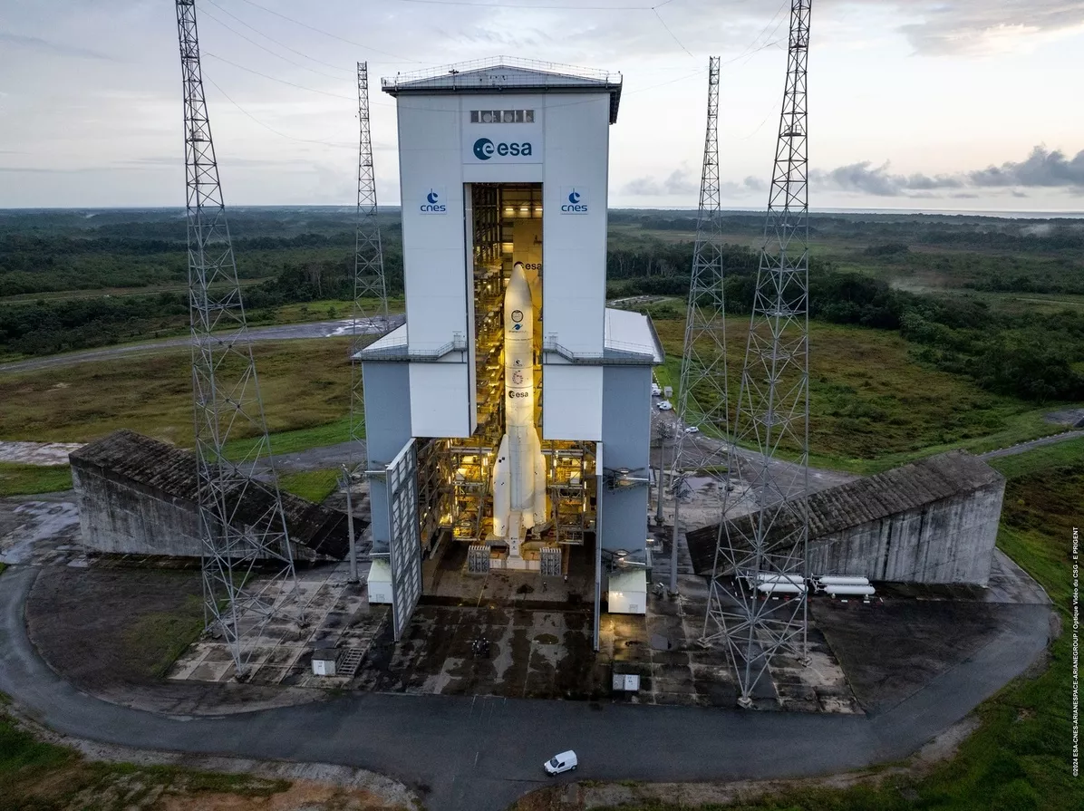 Vue drone retrait du portique d'Ariane 6 en zone de lancement