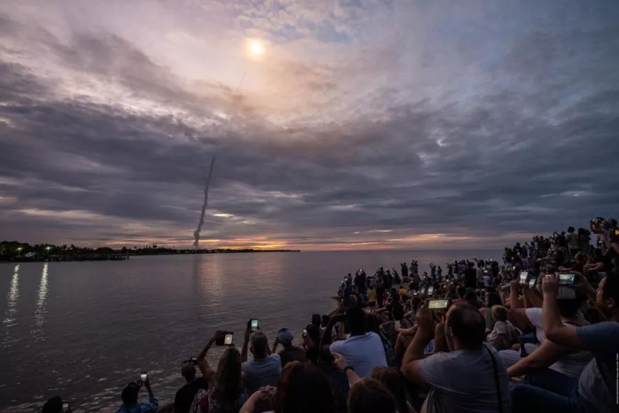 Les habitants observent le lancement de la fusée depuis la plage de Kourou. 