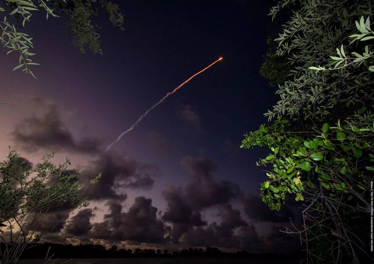 Belle vue de nuit d'un lancement d'Ariane 5.