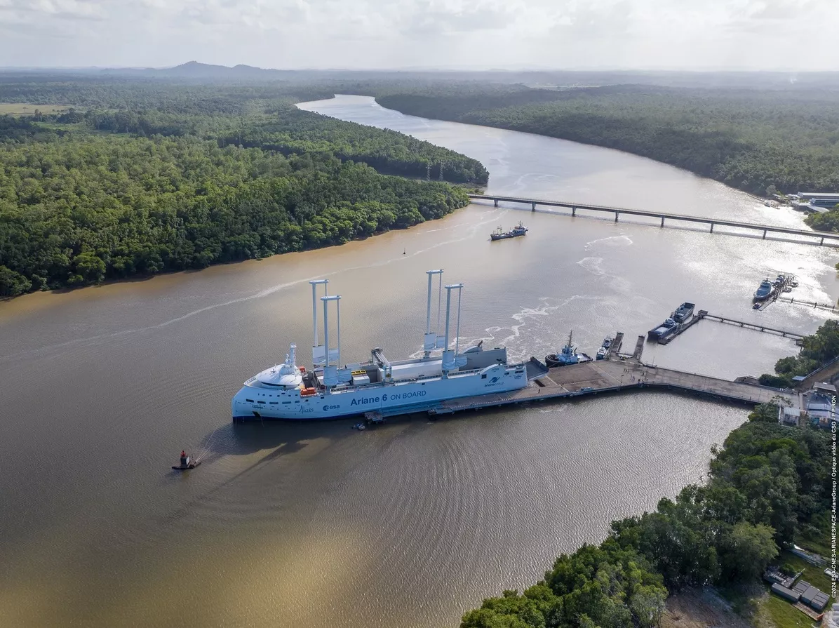 Le bateau Canopée au port de Pariacabo de Kourou.