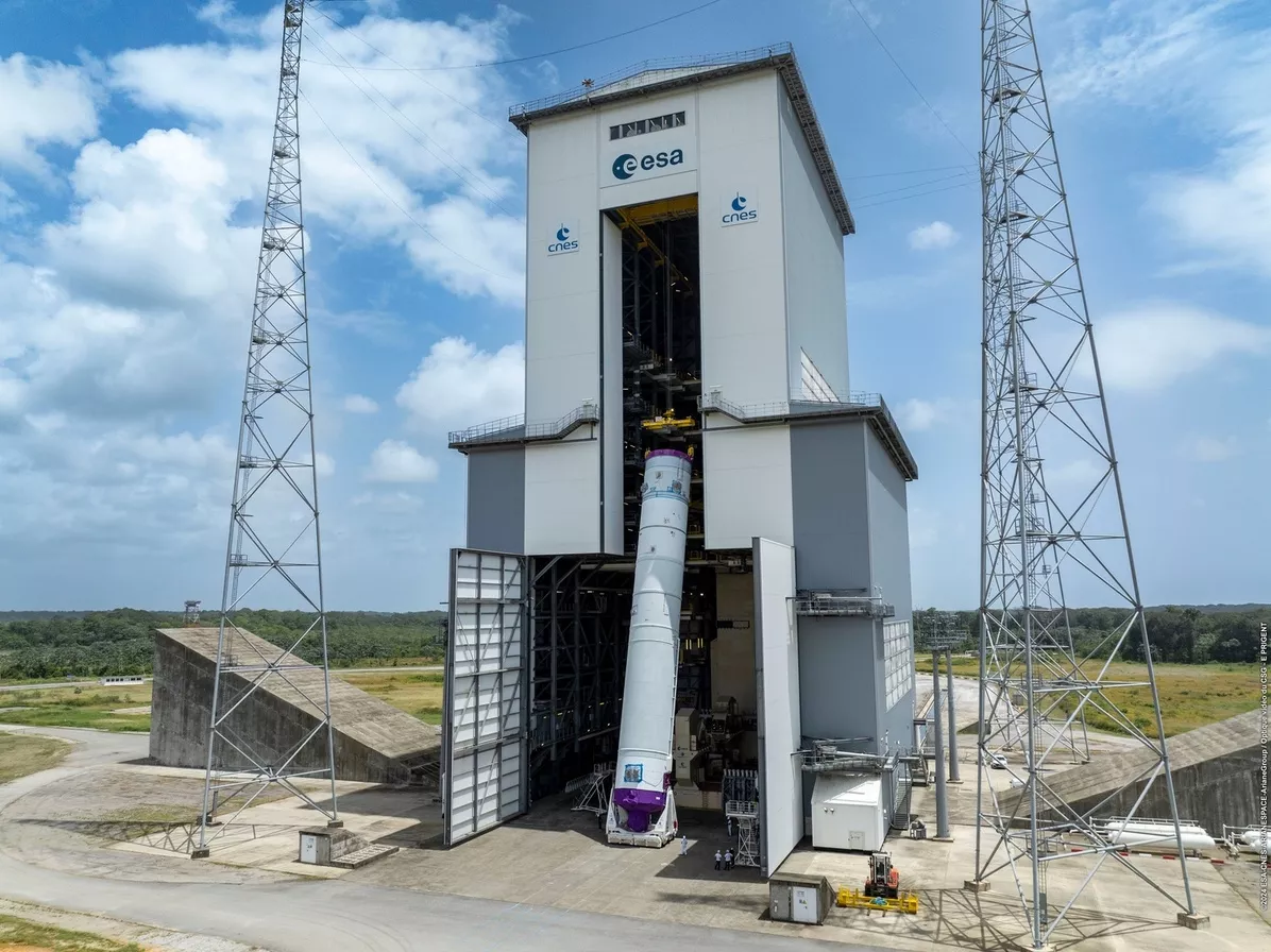 Verticalisation du corps central du lanceur Ariane 6.