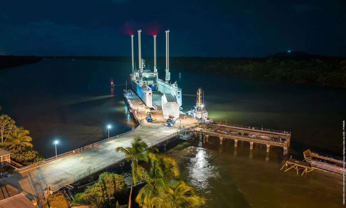 Déchargement des étages Ariane 6 au port de Paracabo à Kourou.