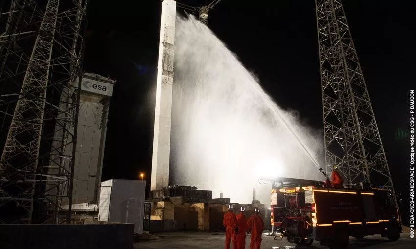 Le BSPP en operation de rinçage du pas de tir après lancement. 