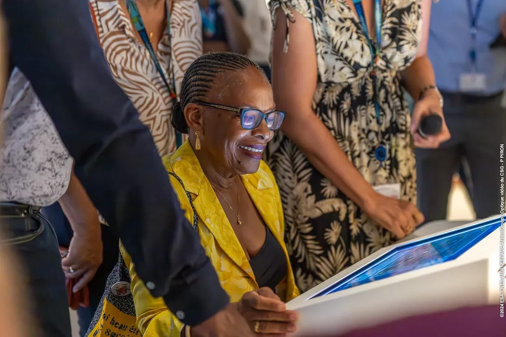 Mme Christiane TAUBIRA, ancienne Garde des Sceaux découvre une activité interactive.