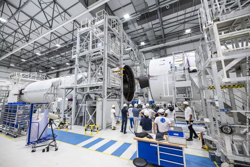 Assemblage de l'étage principal et de l'étage supérieur d'Ariane 6