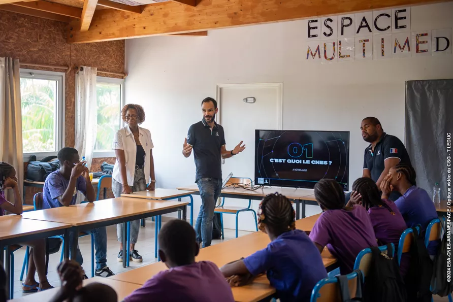 Les salariés du CNES en intervention dans une classe de collège