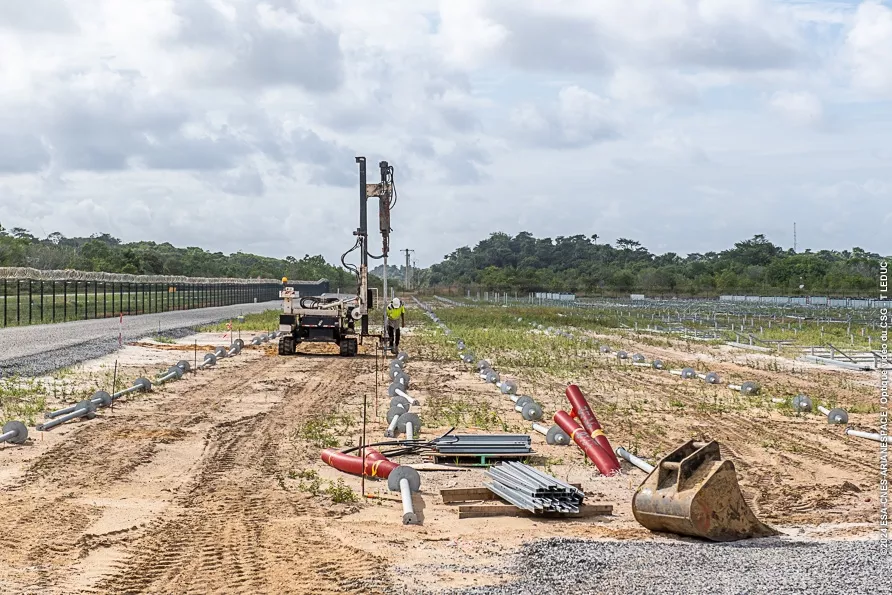 Chantier d'installation des panneaux photovoltaïques.
