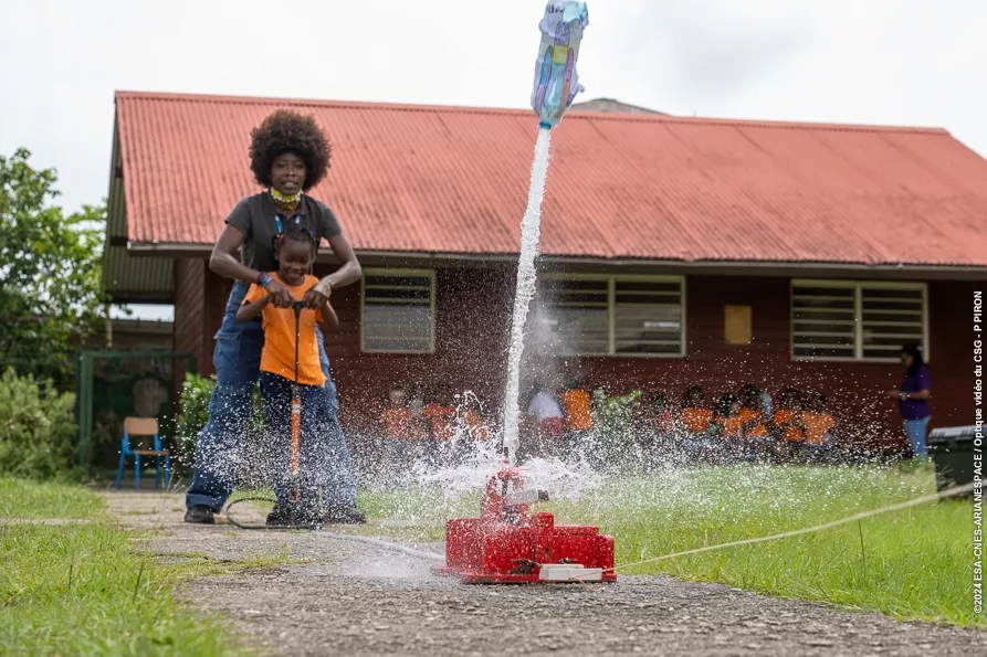 Décollage d'une fusée à eau avec les élèves d'une école de Sinnamary