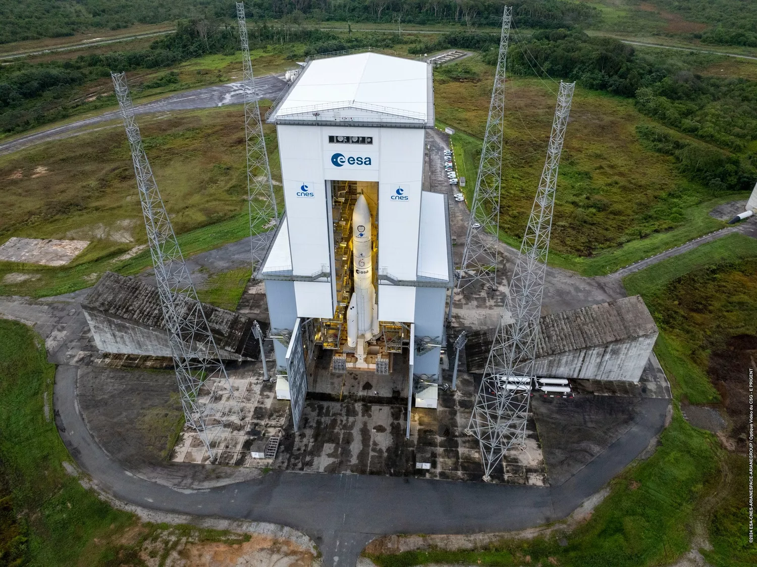 Première grande étape à quelques heures du lancement, le retrait du portique mobile d'Ariane 6 sur la zone de lancement n°4 (ZL4) au port spatial de l'Europe, le mardi 09 juillet 2024.