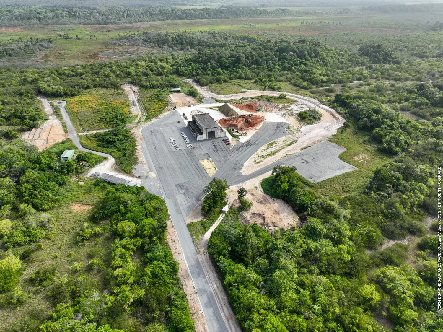 Vue drone ancien pas de tir Diamant en chantier