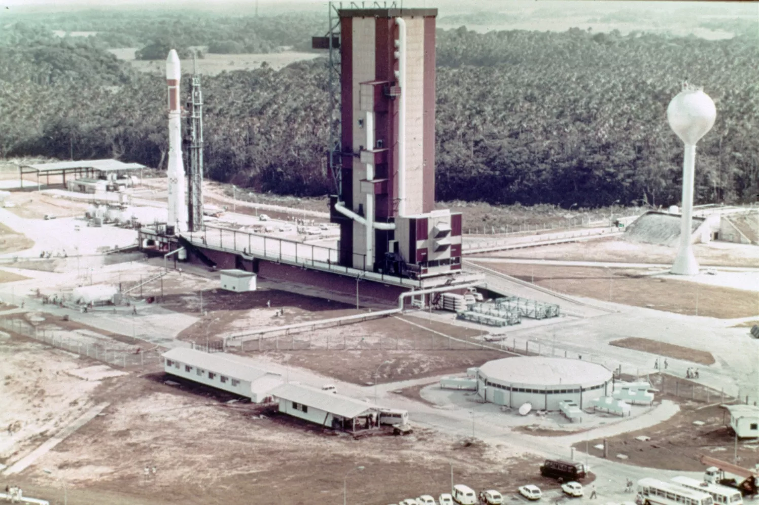 Aperçu du lanceur Ariane 1 sur son pas de tir.